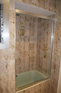 Un hueco de bañera con azulejos antiguos da sensación claustrofóbica