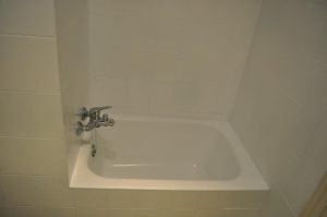 El esmaltado de bañera en blanco brillo y los azulejos en satinado, actualizan por completo el baño.