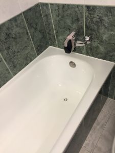 Reparar bañera con el desagüe perforado