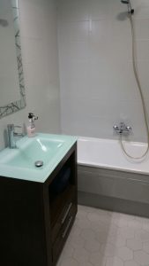 Con un esmaltado de bañera, azulejos y algún pequeño detalle se puede actualizar el baño