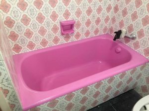 Un simple cambio de color en el esmaltado de bañera puede renovar completamente el baño