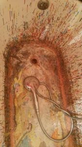 bañera manchada por productos permanentes