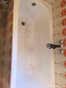 Bañera en proceso de restauración y esmaltado